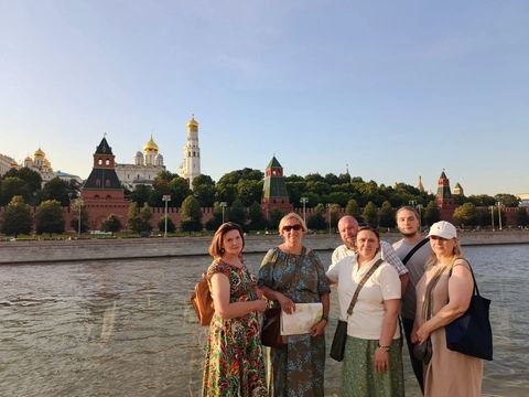 Группа с картой на набережной вечером