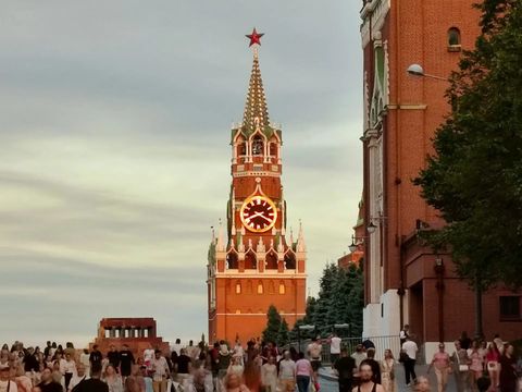 Часы Спасской башни на закате