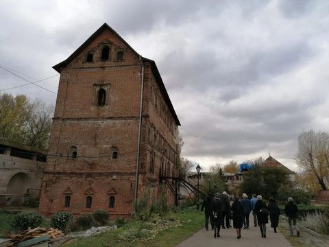 Прогулка у старинного кирпичного корпуса