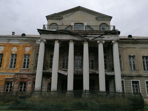 Колонный портик обветшавшего здания