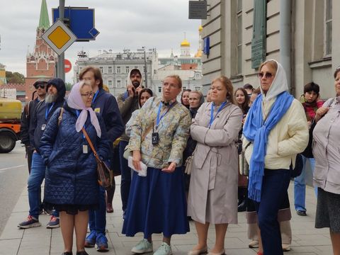 Группа на архитектурной прогулке по Москве
