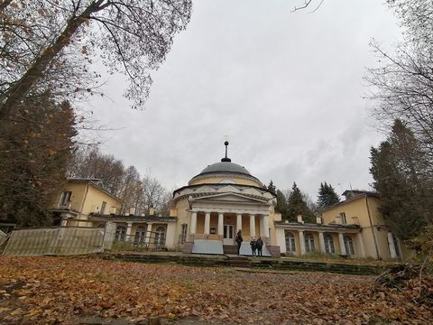 Храм-ротонда с портиком осенью