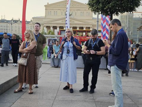 Группа участников у здания Большого театра