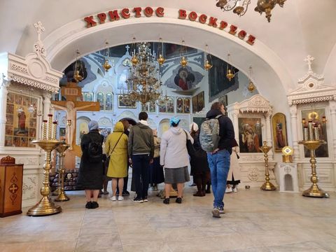 Участники в храме у иконостаса