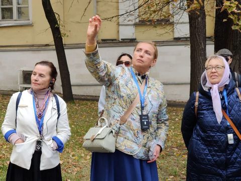 Ведущая показывает деталь здания
