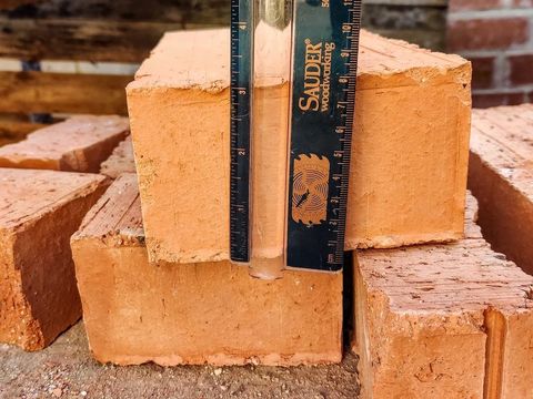 Измерение высоты кирпича линейкой